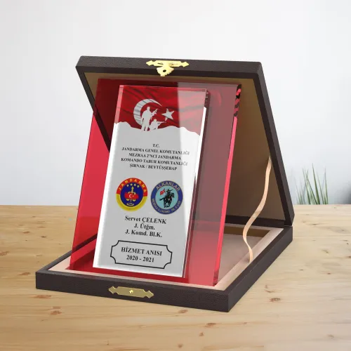 Kutulu Kırmızı Kristal Plaket
